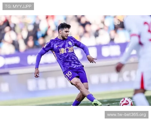 萨尔瓦多现身津门虎训练场单独训练状态引关注复出前景成焦点引热议